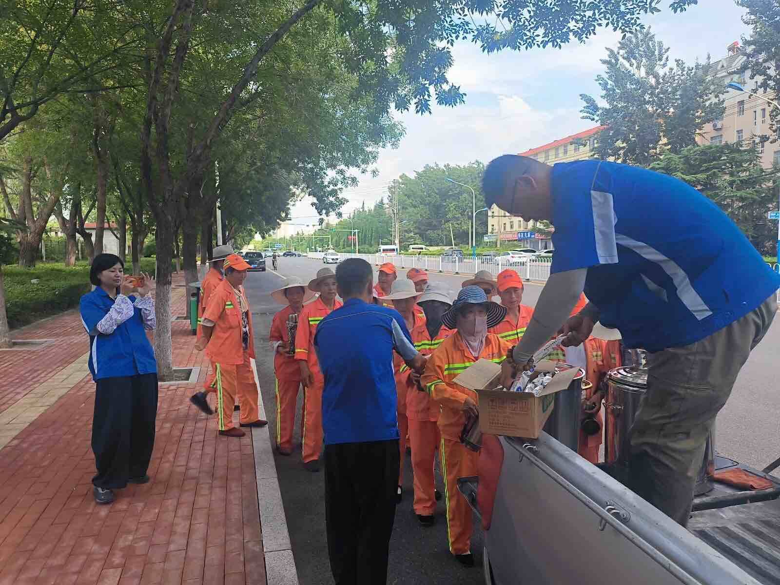 济南市莱芜区：优化高温天气环卫作业模式 多措并举送清凉