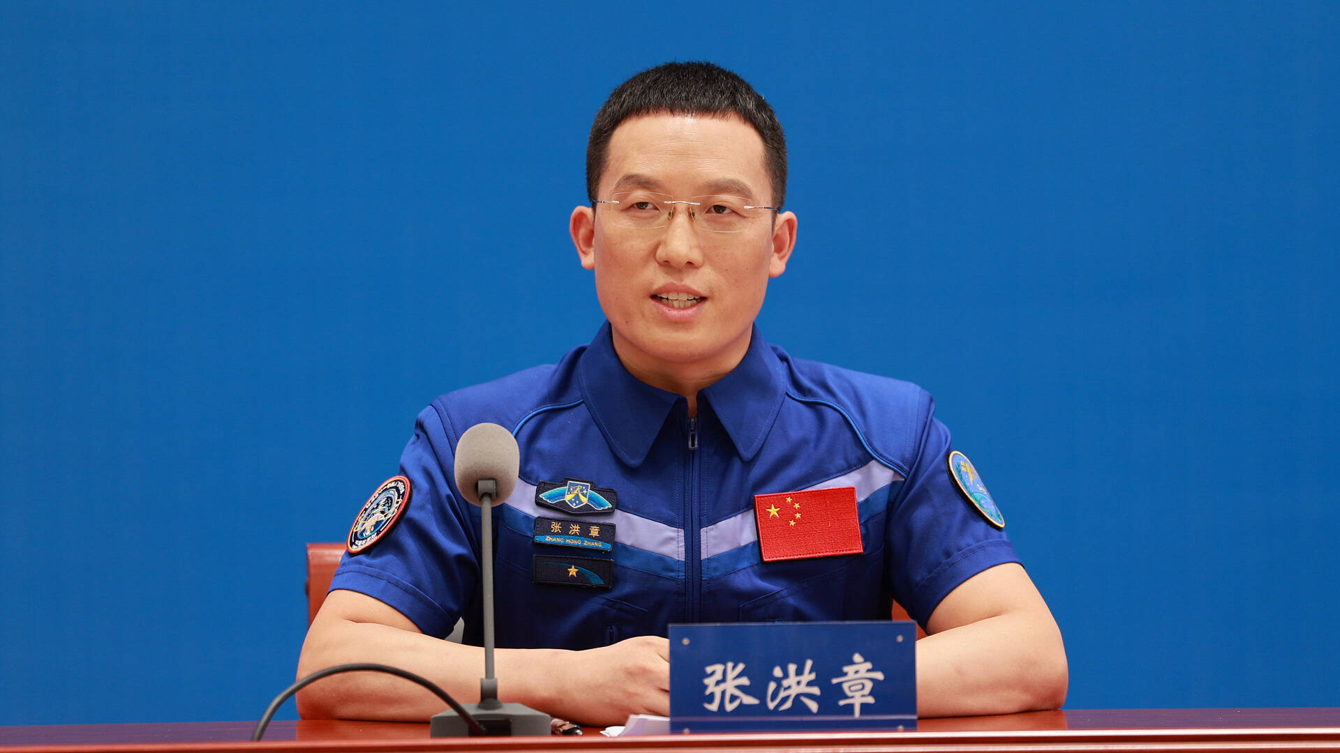 神舟二十一号航天员乘组与记者见面会举行 山东籍航天员张洪章分享科研成果、寄语家乡青年