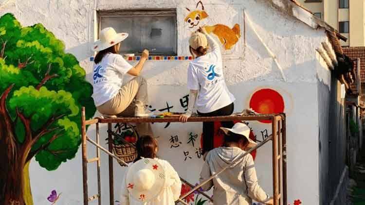 笔墨绘乡景 青春赴田野