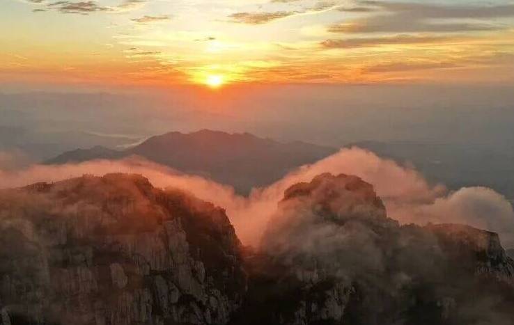 秋临岱宗 流云晚霞写尽山河诗意