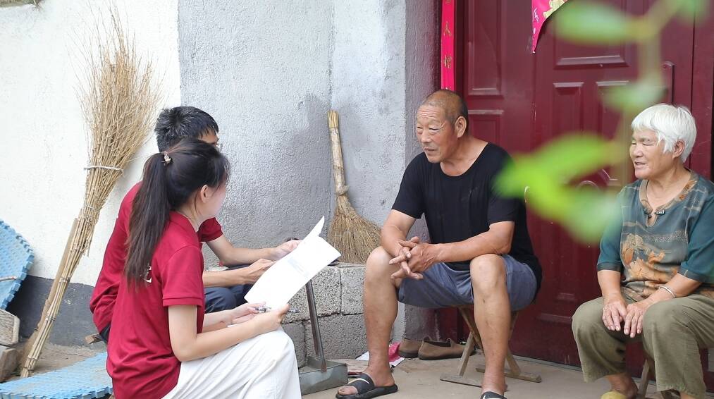 费县:支教课堂护童心 入户宣讲送平安