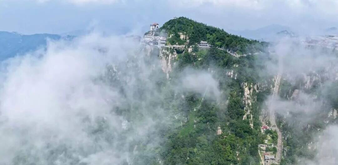 雨歇登岱顶 云涌入仙山