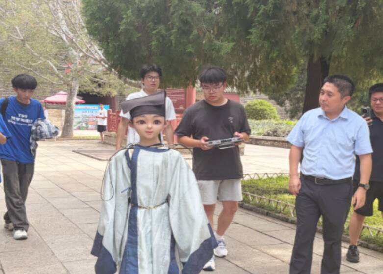 千年岱庙来了位机器人“小书童”