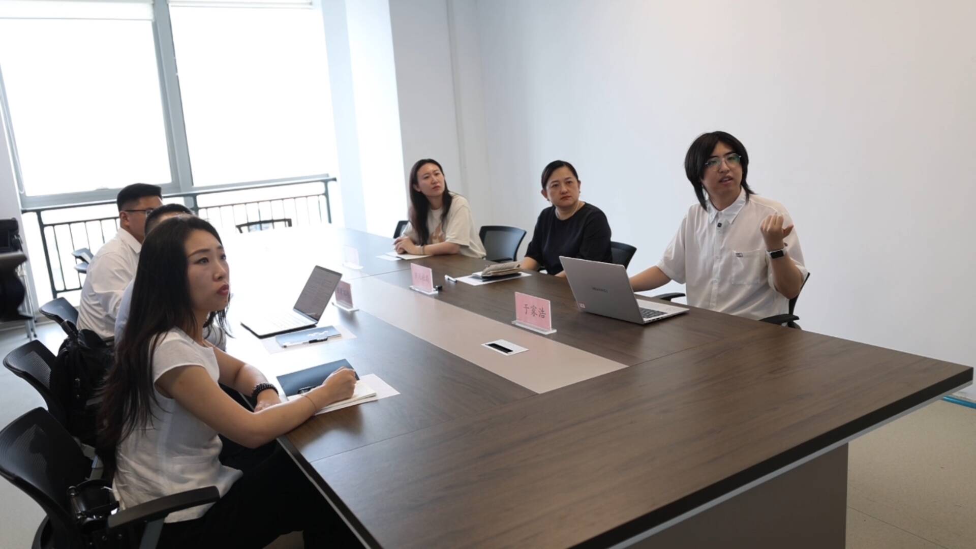 青岛一年孵化2841家AI一人公司，集群模式能否___超级个体困境