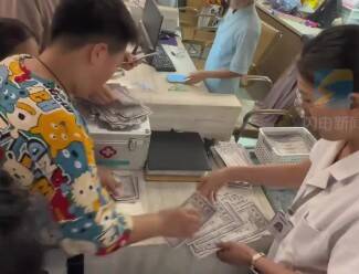 小孩哥在琅琊古城景区与NPC互动狂赚284张银票 换了57个雪糕