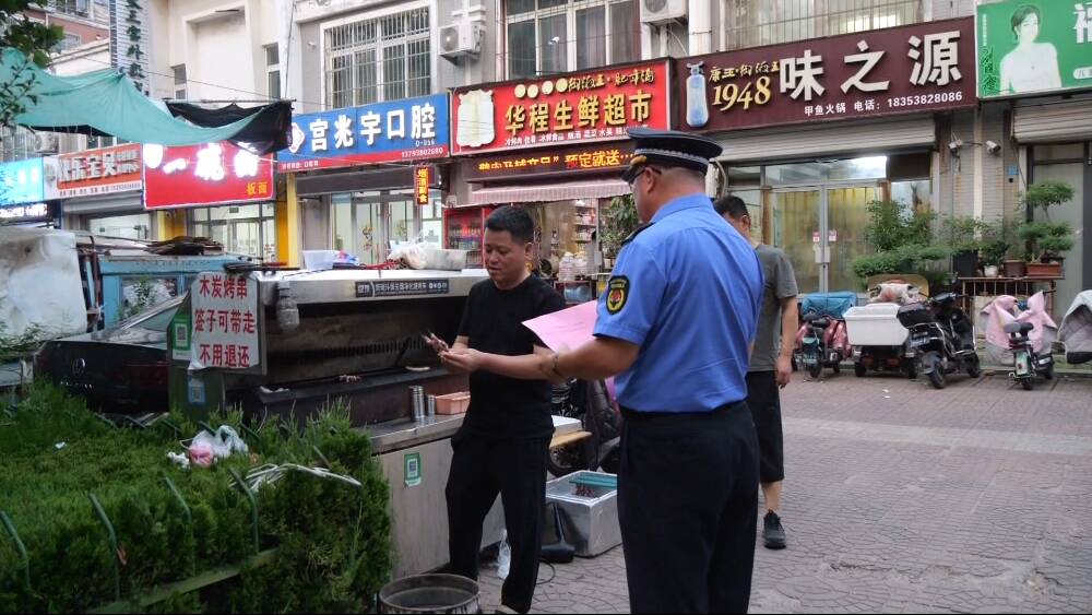 有力度更有温度 肥城错时执法让烧烤烟火气不再 “呛人”