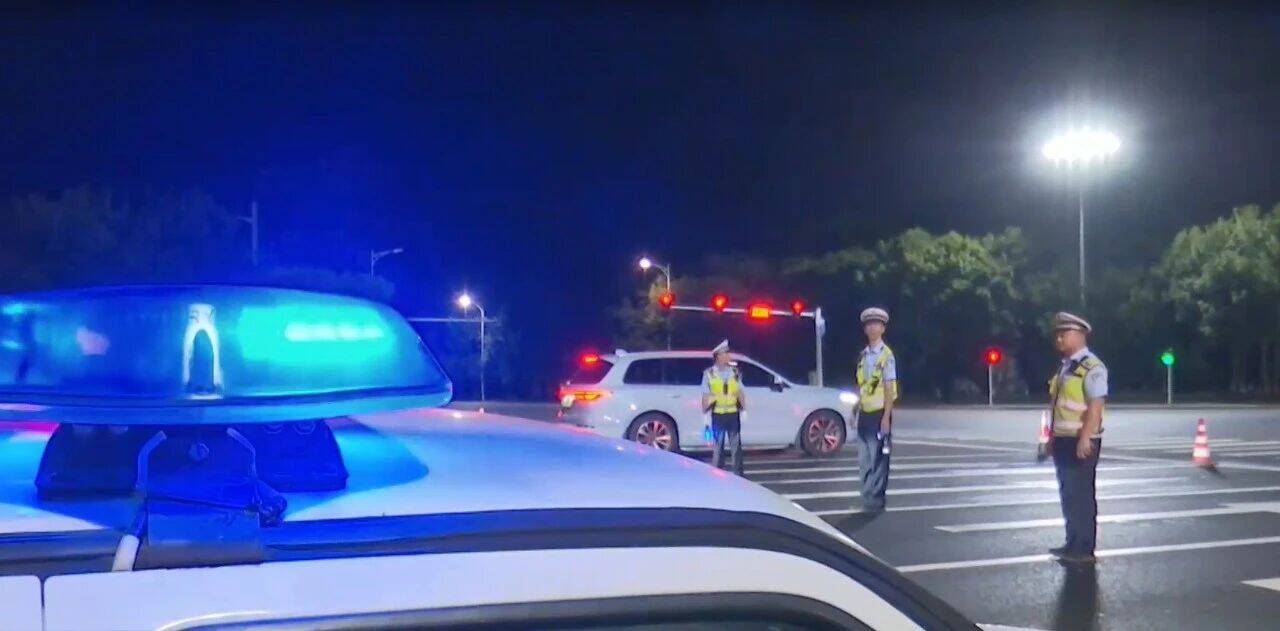 潍坊寒亭交警集中开展打击“飙车炸街”专项行动