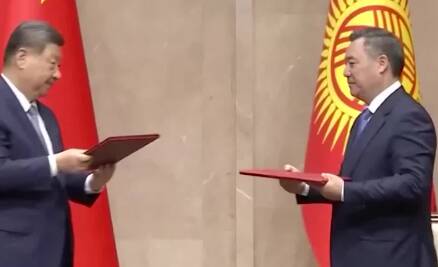 此行间·中吉元首出席签字仪式，现场响起长时间热烈掌声
