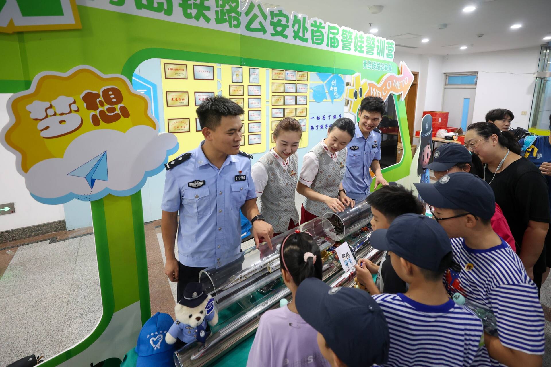 青岛铁路公安处举办首届青少年警训营  沉浸式