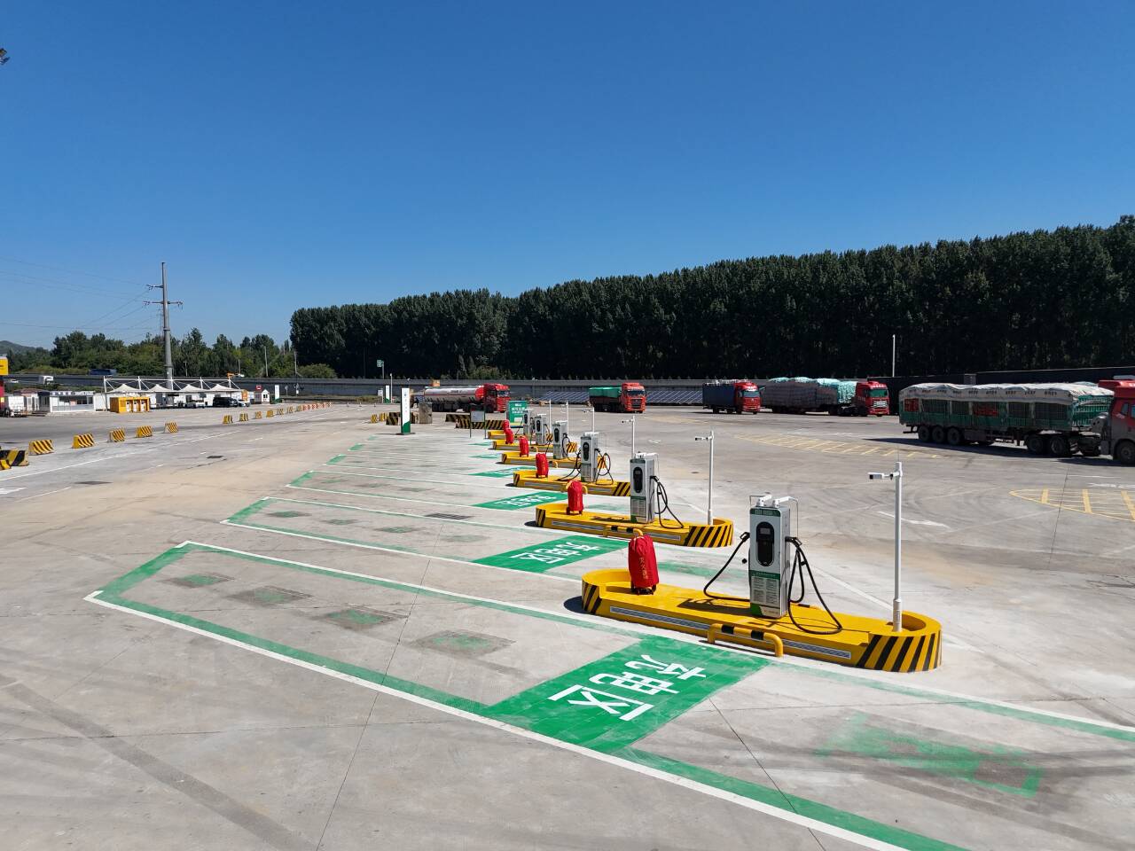 山东建成高速公路电动重卡绿色补能廊道