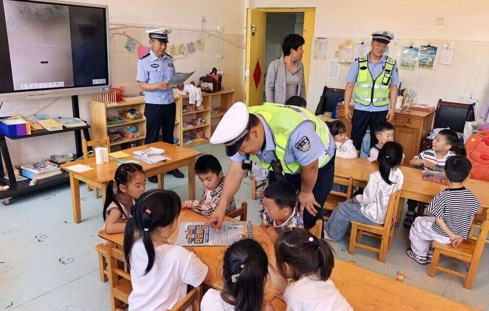 开学第一课 安全伴成长——嘉祥县交管大队进校园开展交通安全宣讲活动