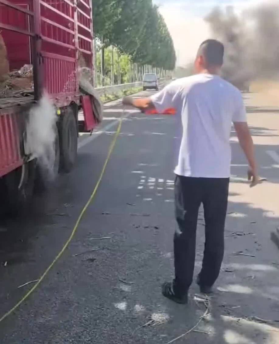 “作为中国人谁都会搭把手”!枣庄一男子路遇货车火情挺身而出硬核扑救