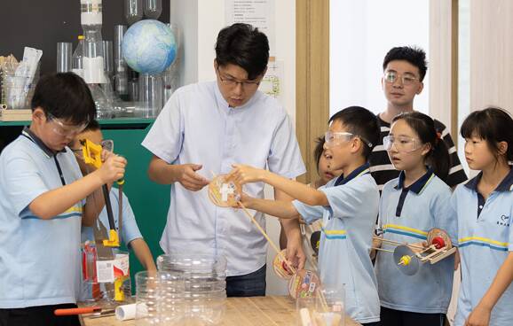 看图学习·向新之翼丨“给孩子们的梦想插上科技的翅膀”