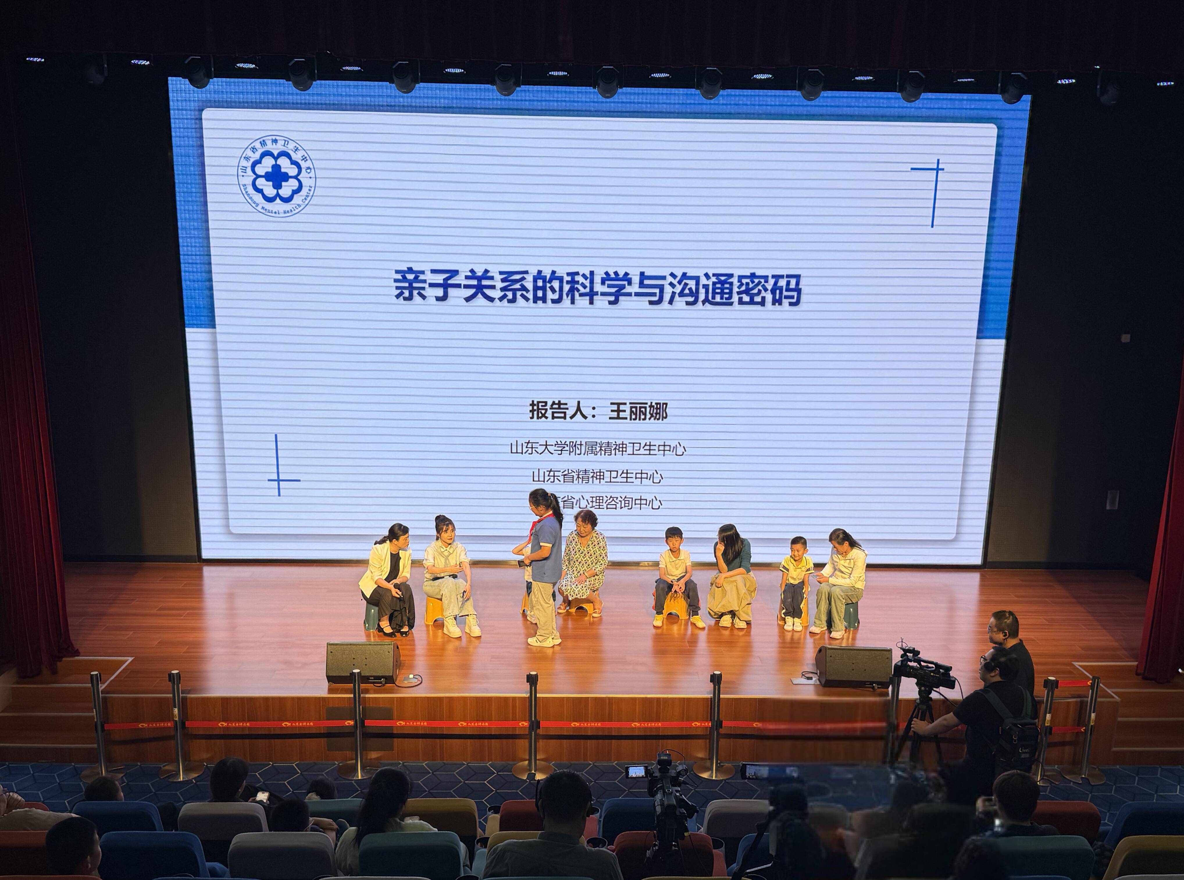 山东省科技馆“星火润心•科学之夜”璀璨启幕科普惠民专场活动点亮泉城秋夜(图1)