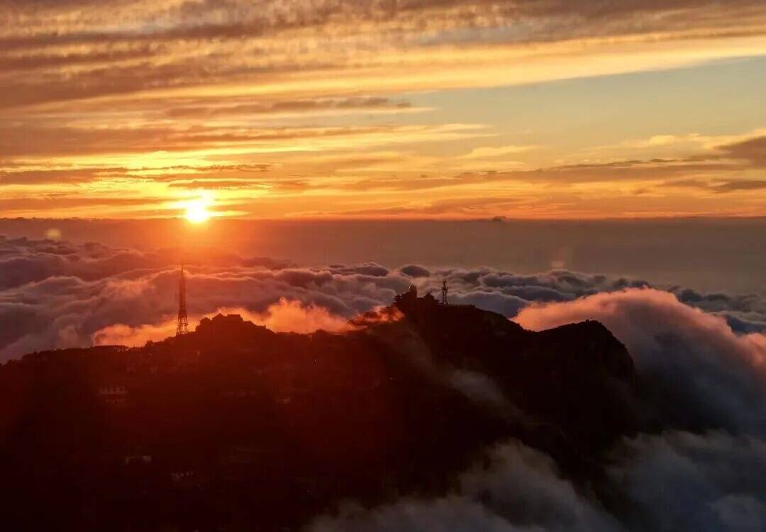 奔赴泰山金秋 在岱顶邂逅一场云海霞光盛宴