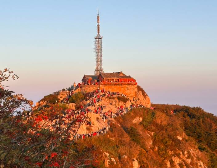 秋日泰山观日出 一城山色入晨光