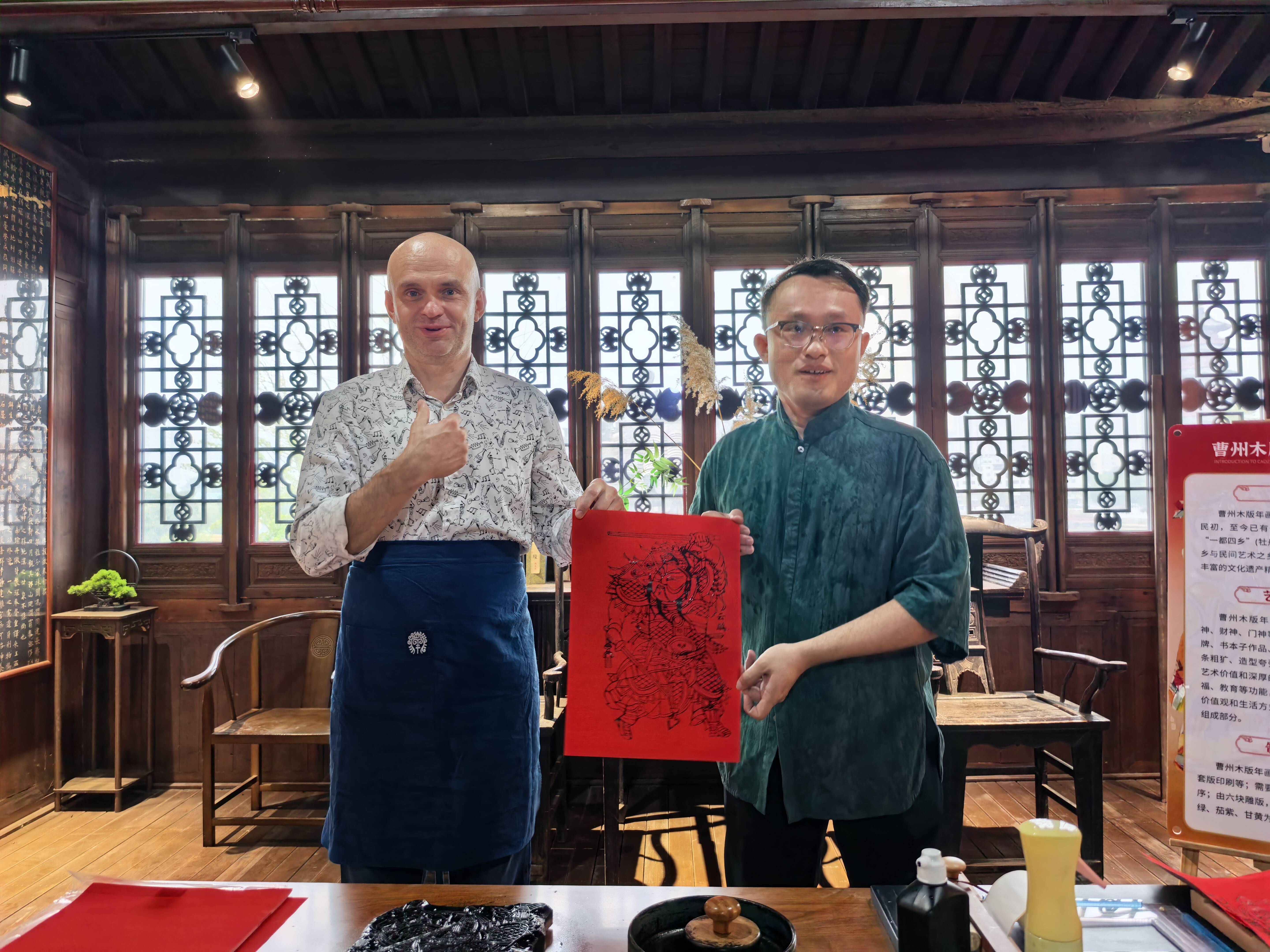 节日里的中国|菏泽市牡丹区：玩非遗、包月饼 外国友人体验中秋传统文化