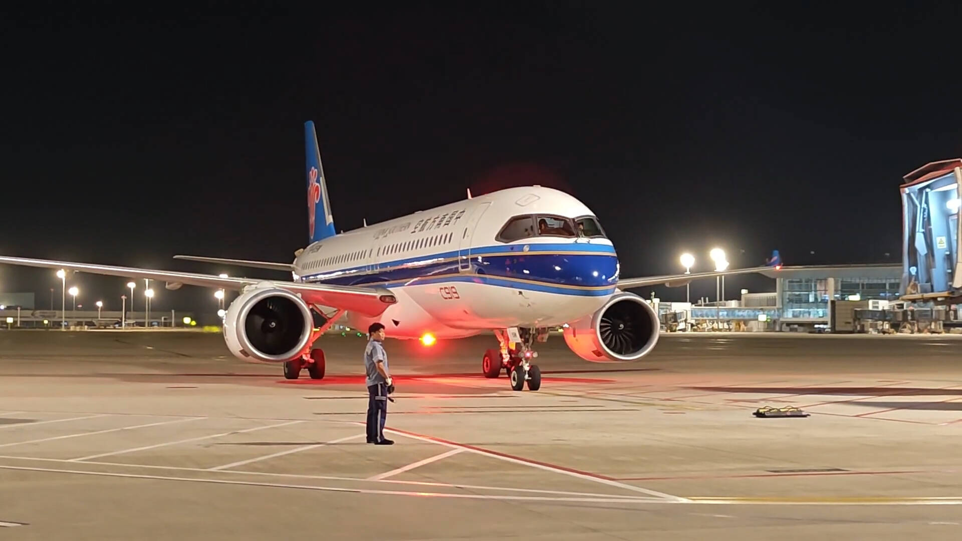 青岛机场“青广快线”焕新：C919国产大飞机上岗