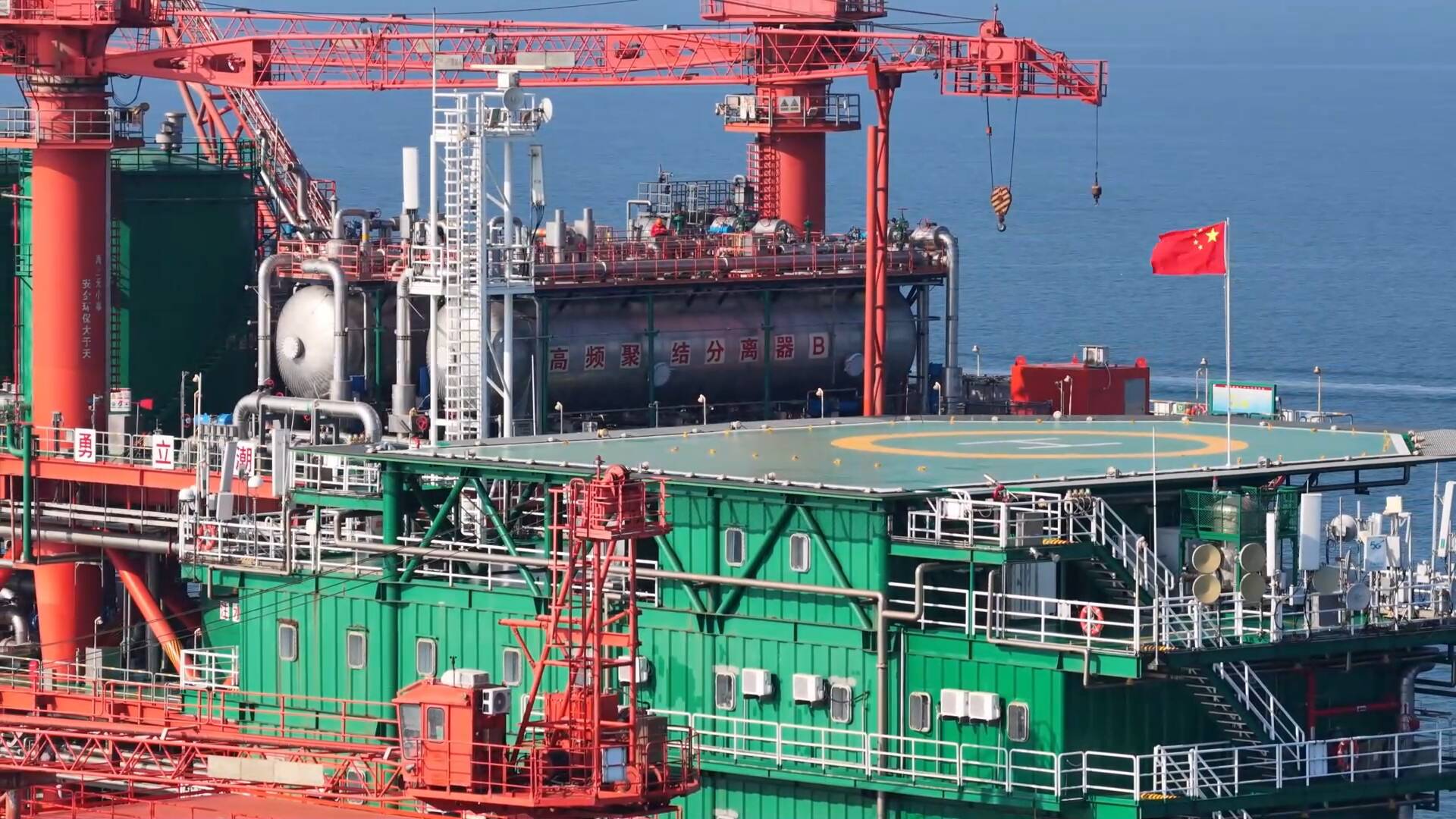石油工人国庆坚守“碧海孤岛”胜利油田海上平台日产原油超万吨(图2)