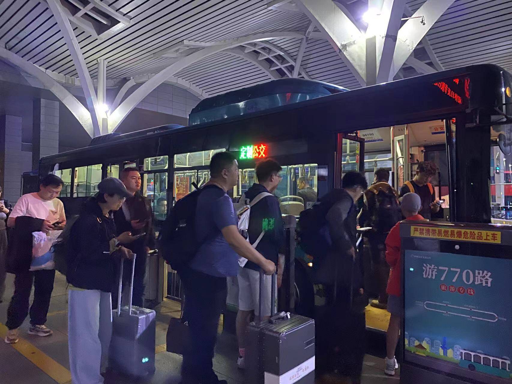 高铁不到站 公交不收车!国庆首日,济南公交通宵护航100余名旅客凌晨出行