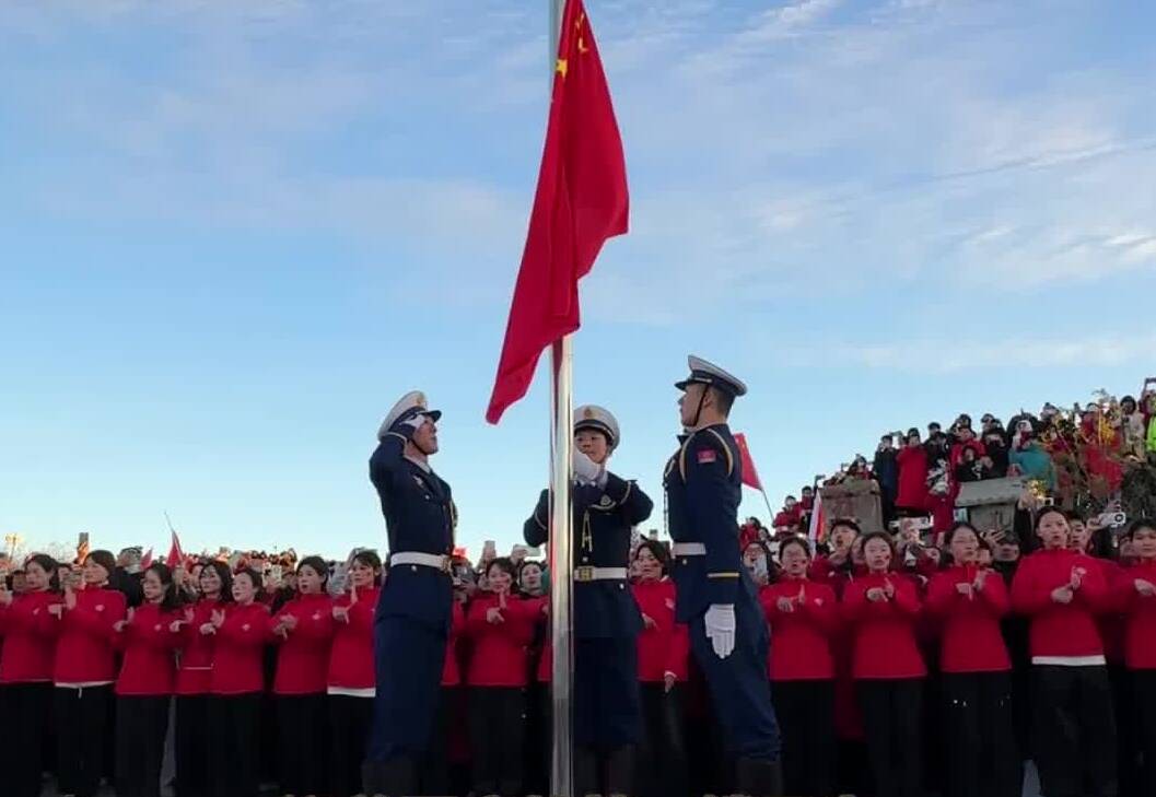 山河为幕 红旗为礼 泰山上这一抹中国红让人热泪盈眶