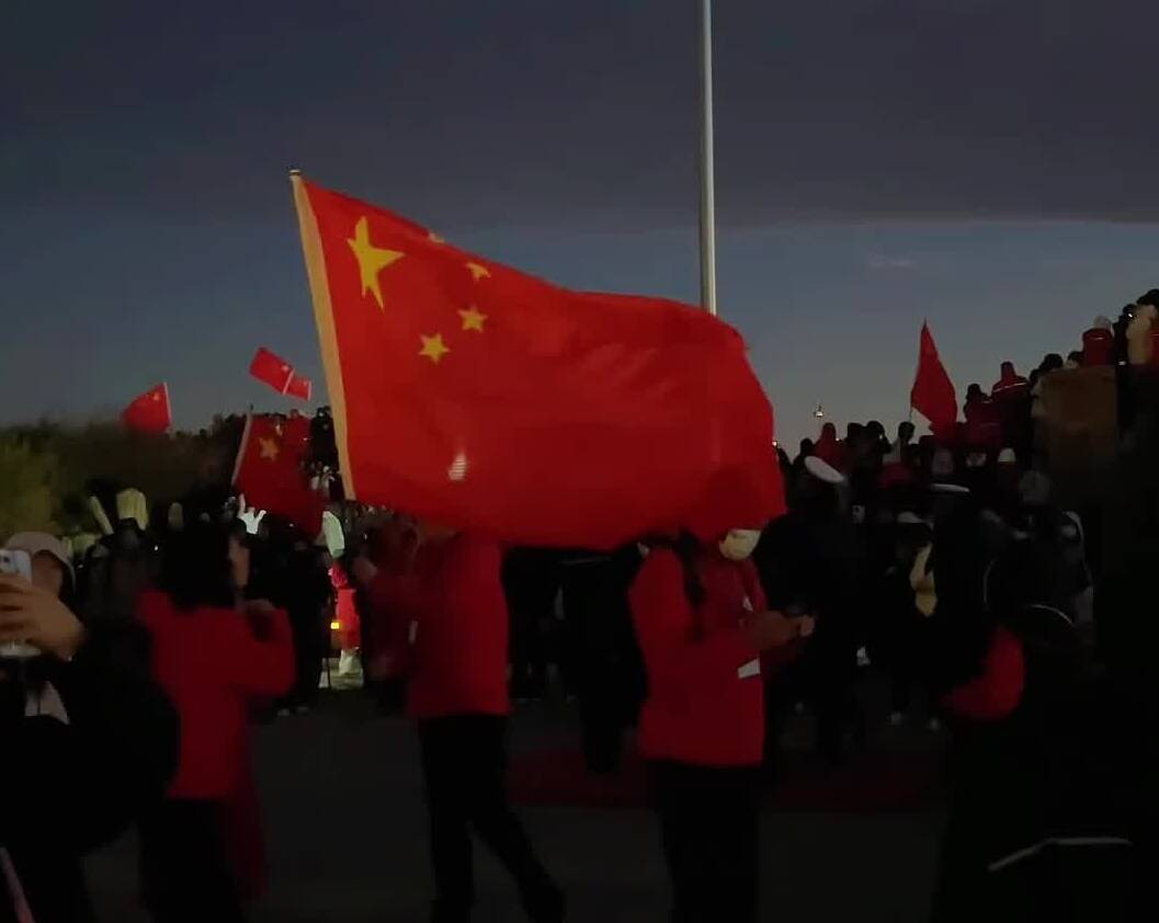 国庆的泰山有多燃！万名游客登顶泰山 共庆新中国成立77周年