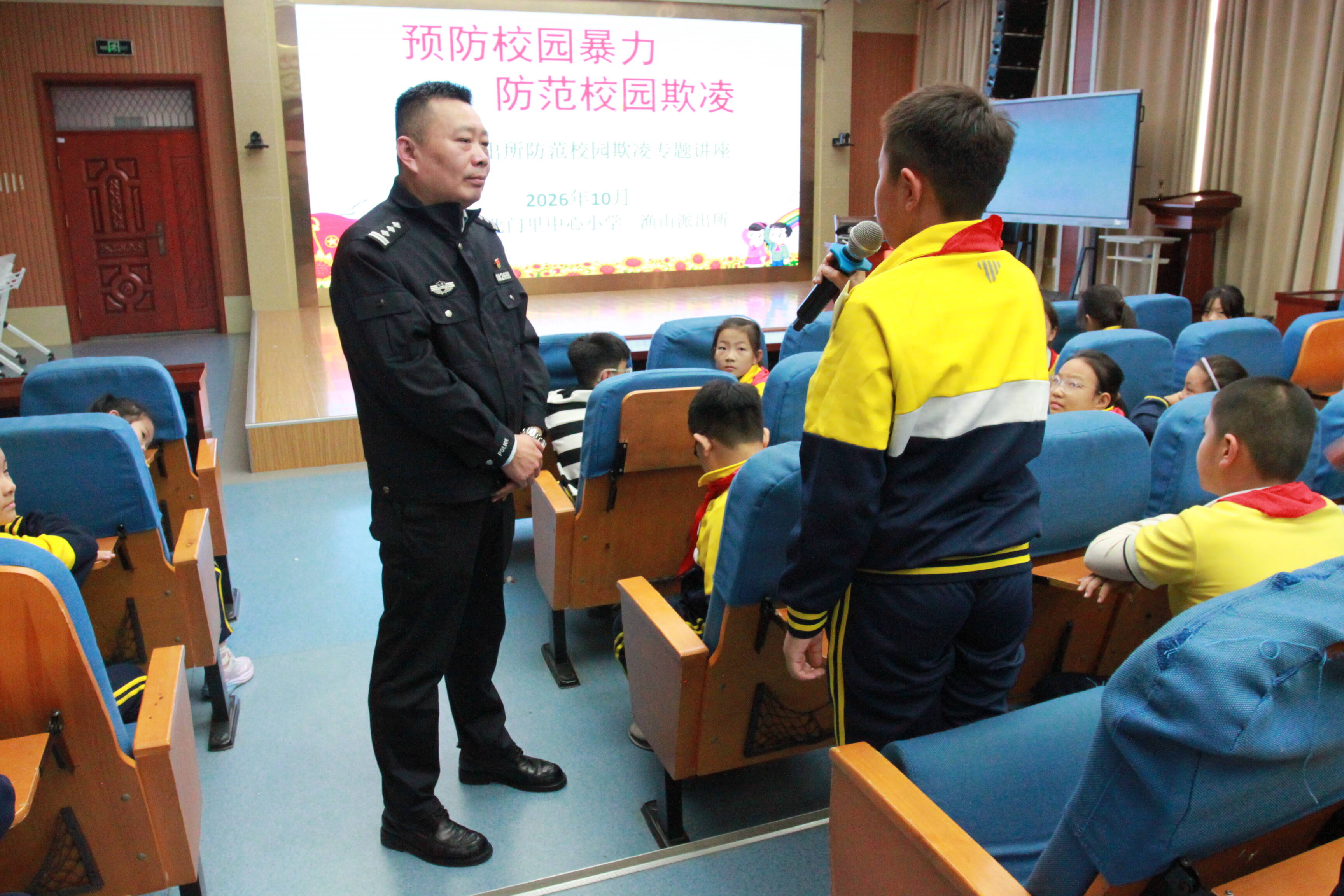 济宁：法治副校长进校园 AI演示教学生辨明界限