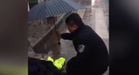 21秒｜暖心一幕！河南交警雨中为摔伤老人撑伞