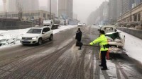 大雪来袭 济南交警出动警力2300余人次 提醒市民注意出行安全