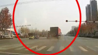 32秒丨胆真大！一大货车在滨州邹平北外环路连续闯红灯、强行变道