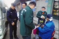 90歲老人摔傷 民警從超市借來紗布包扎止血