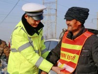 春节临近，滨州沾化交警将宣传阵地设在农村集市上