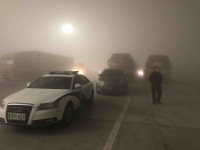 能见度不足10米！山东援助武汉运送蔬菜车队返程遭遇特强浓雾