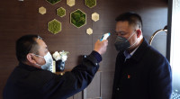 18秒丨8名武汉游客在日照一酒店隔离 38年党龄老党员自愿担任安检
