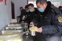 滨城区杨柳雪镇一线防控人员分餐用上保温饭盒
