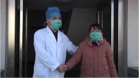 36秒｜临沂首例新型冠状病毒感染的肺炎患者出院 向医务人员鞠躬致谢