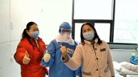 闪电直击|情暖大别山，山东医疗队治愈出院的患者为中国加油