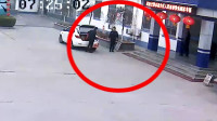 52秒丨暖心！滨州一小伙驾驶轿车开进交警大队 放下汤圆就走