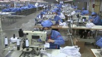 40秒丨滨州邹平一服装企业紧急转产，现日产隔离衣1000件