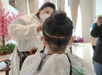 武汉“疫”线记录｜医疗队员再剪发 从长发及腰到头上“小笼包”