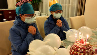 武汉“疫”线记录｜带着口罩吹蜡烛 两位医疗队员的特殊生日