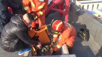 34秒丨烟台70岁老人楼顶突发血栓 12名消防员机智救援