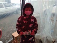 枣庄台儿庄8岁娃捐50元压岁钱，村书记：“这个钱你留着吧！”