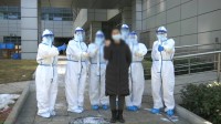 闪电直击丨山东医疗队在武汉治愈的首批3名新冠肺炎重症患者出院