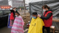 46秒 | 临沂蒙阴巾帼志愿者：路边搭起“理发店”，解决防疫人员“头”等大事