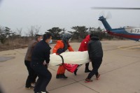 18秒丨直升机跨海大营救！离蓬莱33海里的岛上，居民突发脑溢血