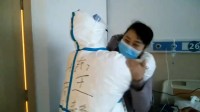 58秒丨面对病人发自肺腑的感谢 山东医疗队队员送上一个大大的拥抱