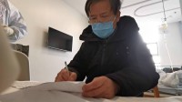 47秒｜“我要永远记住他们！”武汉六旬患者感恩山东医疗队，记下120人名单