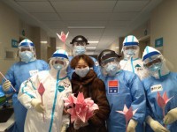 黄冈病房里的三八节：山东护士手工制作百合花 患者收到暖心礼物