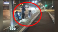 34秒丨满满正能量！路边垃圾桶冒烟，滨州这位外卖小哥的举动暖人心